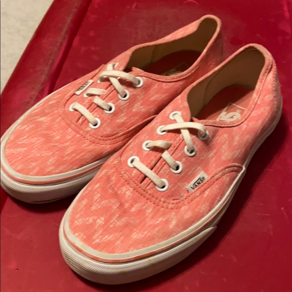 🔟 Pink coral chevron vans